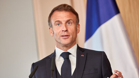 « Pause fragile » des droits de douane : l’UE doit travailler sur des « contre-mesures » et se protéger « des flux de pays tiers », selon Emmanuel Macron