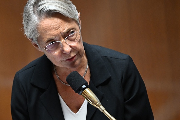 La Première ministre Élisabeth Borne a affirmé : « Nous sommes avec vous. S’en prendre à vous, c’est s’en prendre à toute la République ». (Photo MIGUEL MEDINA/AFP via Getty Images)