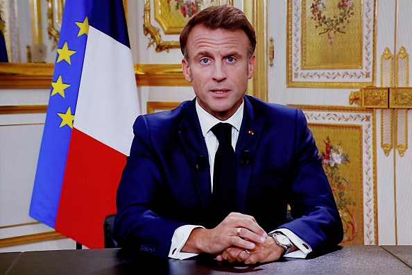 Le président Emmanuel Macron lors d'une allocution télévisée à la nation sur le conflit entre Israël et le Hamas, à Paris, le 12 octobre 2023. (Photo LUDOVIC MARIN/AFP via Getty Images)