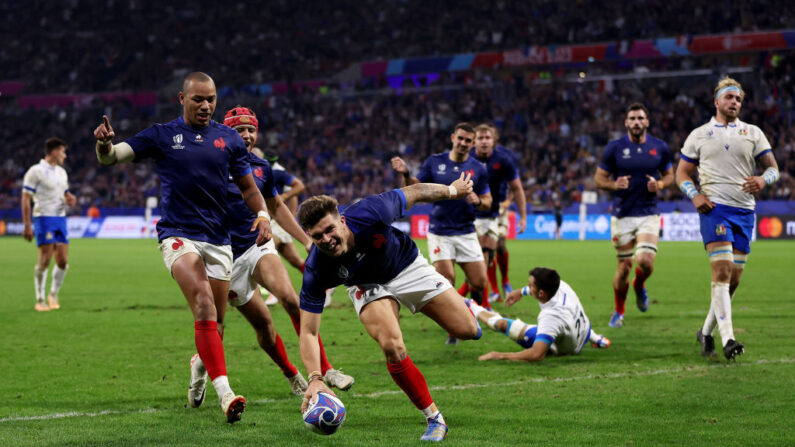 Matthieu Jalibert marquant le cinquième essai de son équipe lors de France-Italie, le 6 octobre 2023, à Lyon. (Photo: Cameron Spencer/Getty Images)