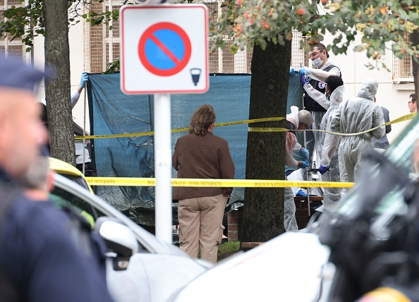 Les policiers installent une bâche devant le corps de la victime, après qu'un enseignant a été tué et deux autres personnes gravement blessées lors d'une attaque au couteau au lycée Gambetta d'Arras, le 13 octobre 2023. (Photo DENIS CHARLET/AFP via Getty Images)