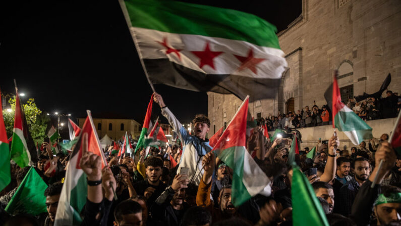 Des personnes se rassemblent pour soutenir les récentes attaques du groupe terroriste palestinien Hamas contre Israël à la mosquée Fatih le 07 octobre 2023 à Istanbul, Turquie.(Burak Kara/Getty Images)