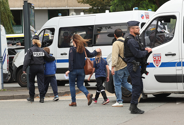 Près du lycée Gambetta à Arras, le 13 octobre 2023, après qu'un enseignant a été tué et deux autres personnes grièvement blessées lors d'une attaque au couteau. (Photo FRANCOIS LO PRESTI/AFP via Getty Images)