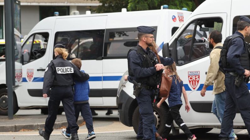 Important dispositif de police installé après l'attaque au couteau au collège-lycée Gambetta, à Arras, le 13 octobre 2023. (Crédit photo FRANCOIS LO PRESTI/AFP via Getty Images)