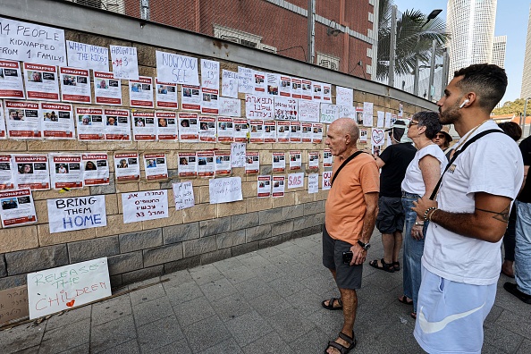 Les images des otages affichées sur un mur lors d'un rassemblement à l'extérieur de la base militaire israélienne de HaKirya à Tel Aviv, le 14 octobre 2023. (Photo GIL COHEN-MAGEN/AFP via Getty Images)