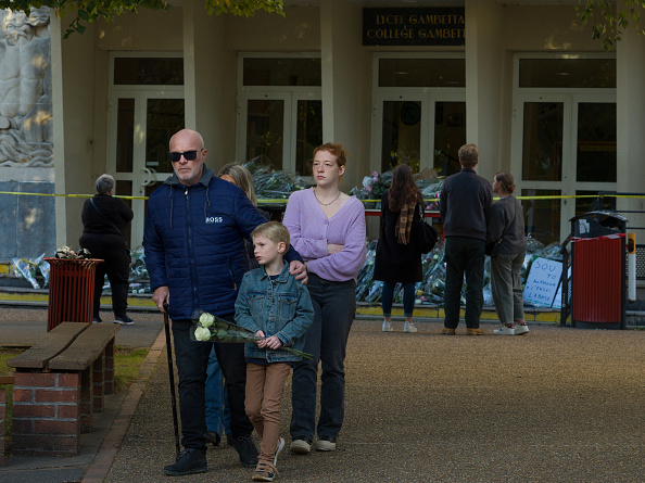 Des fleurs ont été déposées à l'école publique Gambetta-Carnot où Dominique Bernard, un enseignant, a été mortellement poignardé à Arras. (Photo Samuel Aranda/Getty Images)