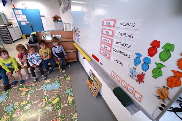 Des élèves participent à une classe maternelle en immersion en alsacien à Brumath, le 12 octobre 2023. (Photo FREDERICK FLORIN/AFP via Getty Images)