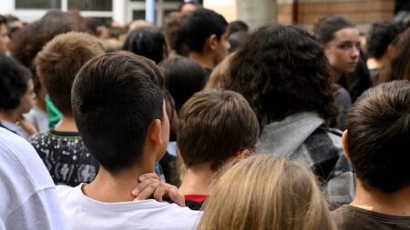 Un enfant de dix ans entendu par les gendarmes pour avoir perturbé l’hommage aux professeurs tués