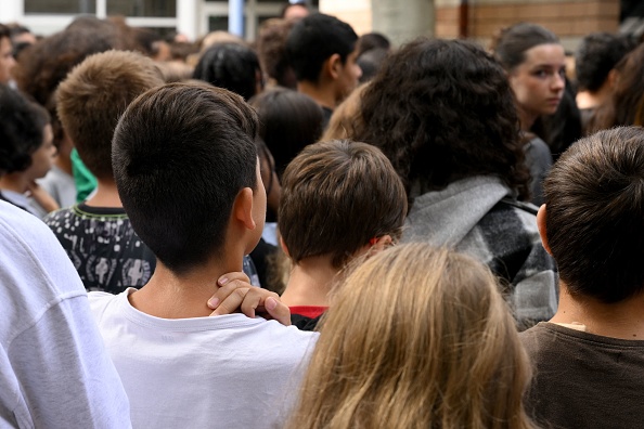 Une minute de silence en hommage aux professeurs de français Samuel Paty et Dominique Bernard au collège Gaston-Deferre à Marseille, le 16 octobre 2023. (Photo NICOLAS TUCAT/AFP via Getty Images)