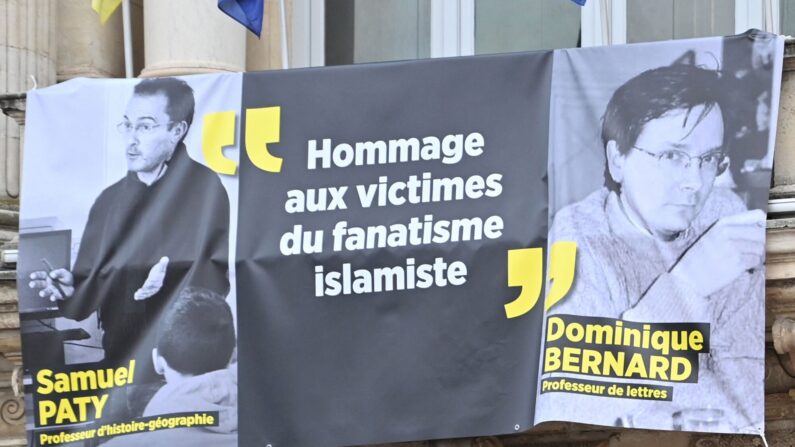 Les portraits des enseignants Samuel Paty et Dominique Bernard sont accrochés sur la place de la Comédie, à Montpellier, le 16 octobre 2023. (SYLVAIN THOMAS/AFP via Getty Images)