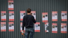 Le visage des otages enlevés par le Hamas affichés sur les murs de Paris