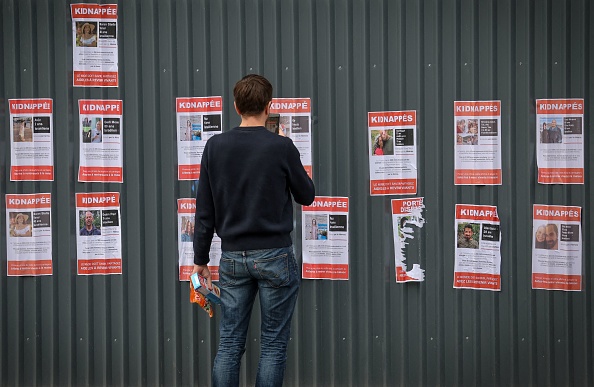 Des affiches d'enlèvement et de disparition suite aux attaques du Hamas contre Israël, à Paris le 17 octobre 2023. (Photo KIRAN RIDLEY/AFP via Getty Images)