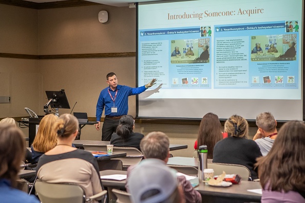 Les participants écoutent pendant la conférence ICILDER (conférence internationale pour la documentation, l'éducation et la revitalisation des langues indigènes) à Bloomington dans l'Indiana aux États-Unis, le 13 octobre 2023. (Photo LEANDRO LOZADA/AFP /AFP via Getty Images)