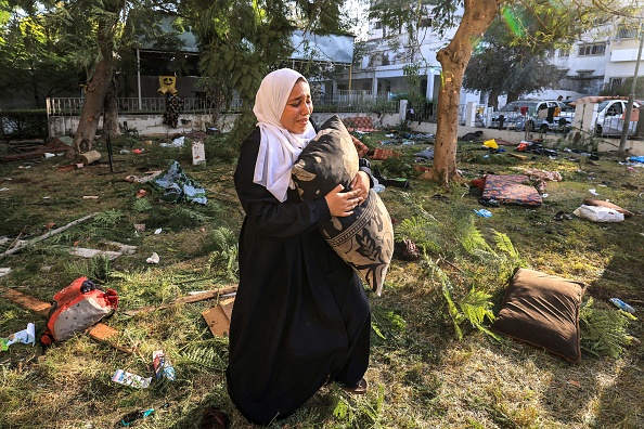 Une femme au milieu des débris à l'extérieur de l'hôpital Ahli Arab à Gaza, le 18 octobre 2023. (Photo MAHMUD HAMS/AFP via Getty Images)