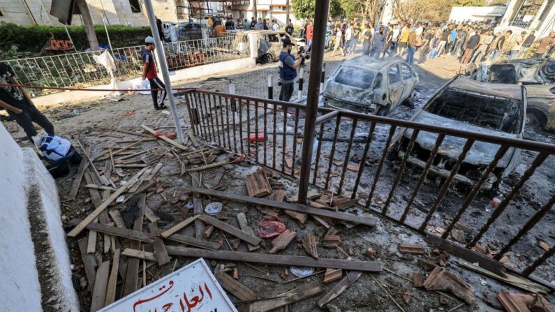 Des personnes fouillent les débris à l'extérieur du site de l'hôpital Ahli Arab, dans le centre de Gaza, le 18 octobre 2023, à la suite d'une explosion qui s'est produite pendant la nuit. (Photo MAHMUD HAMS/AFP via Getty Images)