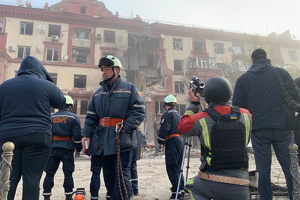 Des sauveteurs ukrainiens travaillent à l'extérieur d'un immeuble résidentiel détruit à la suite de frappes de missiles russes à Zaporizhzhia, le 18 octobre 2023. (Photo MARYNA MOISEYENKO/AFP via Getty Images)