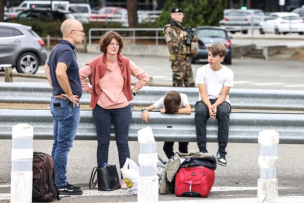 Des passagers attendent à l'extérieur de l'aéroport de Toulouse-Blagnac à Blagnac, le 18 octobre 2023, après l'évacuation de l'aéroport. (Photo CHARLY TRIBALLEAU/AFP via Getty Images)