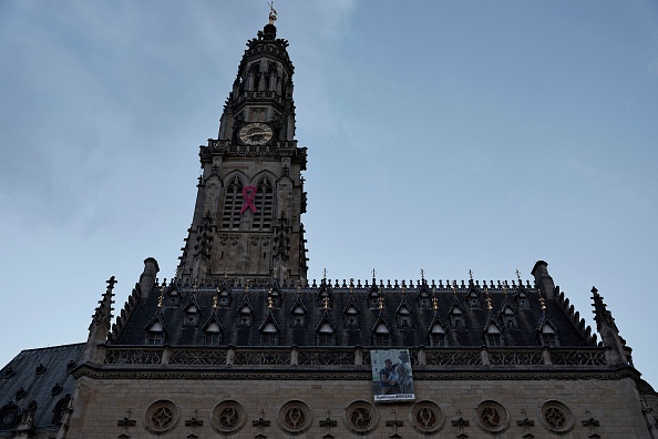 Le portrait de l'enseignant français Dominique Bernard affiché sur le mur de la mairie d'Arras. (Photo SAMEER AL-DOUMY/AFP via Getty Images)