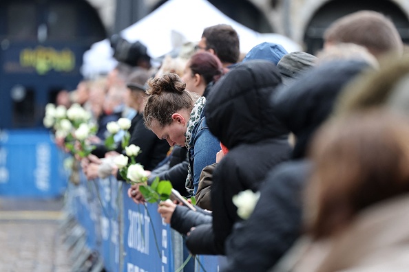 La cérémonie funéraire de l'enseignant Dominique Bernard retransmise sur un écran géant sur la façade de l'hôtel de ville d'Arras, le 19 octobre 2023. (Photo FRANCOIS LO PRESTI/AFP via Getty Images)