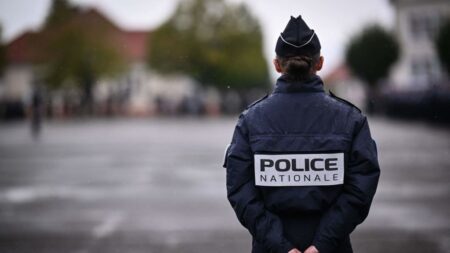 Un décret va autoriser les policiers et les gendarmes à porter leur arme dans les lieux publics