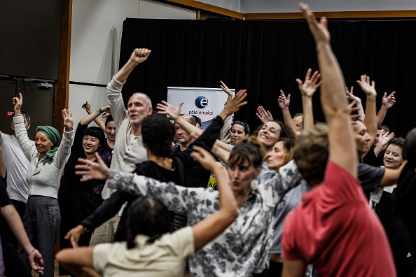 Une séance de danse organisée par Pole Emploi pour recruter des personnes  à Bron, le 19 octobre 2023. (Photo JEFF PACHOUD/AFP via Getty Images)