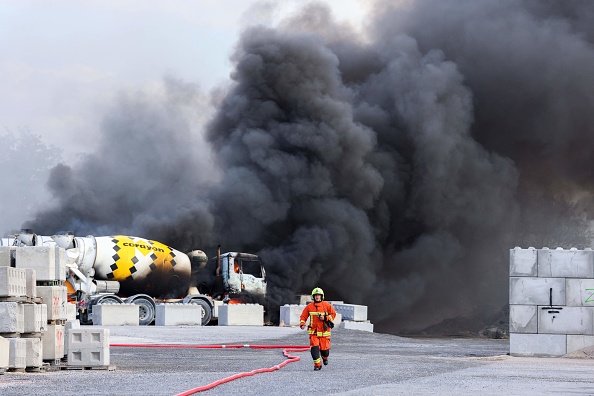 L'incendie d'une cimenterie, provoqué par des manifestants lors d'une manifestation contre le projet d'autoroute A69 entre Toulouse et Castres, à Castres, le 21 octobre 2023. (Photo CHARLY TRIBALLEAU/AFP via Getty Images)