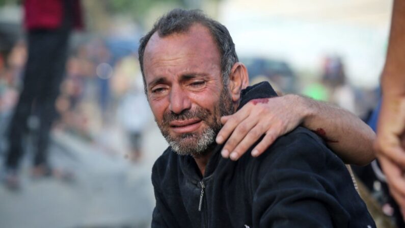 Un homme pleure parce que sa maison a été bombardée lors de raids israéliens dans le sud de la bande de Gaza le 16 octobre 2023 à Khan Yunis, Gaza. (Crédit photo Ahmad Hasaballah/Getty Images)