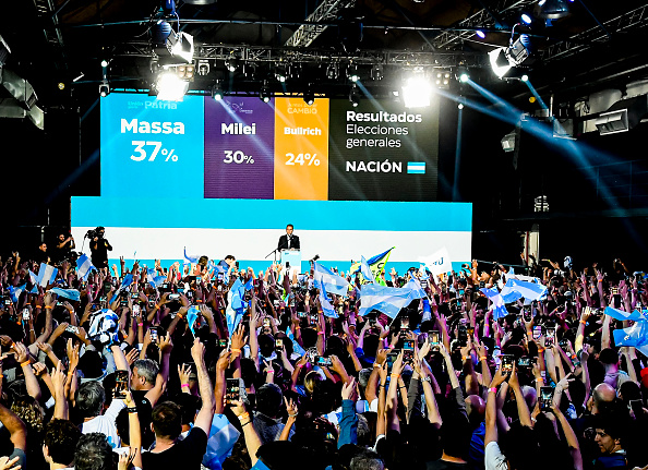 Le candidat à la présidence de l'Union Por La Patria. Sergio Massa s'adresse à ses partisans après les élections générales du 22 octobre 2023 à Buenos Aires, en Argentine. (Photo Marcelo Endelli/Getty Images)