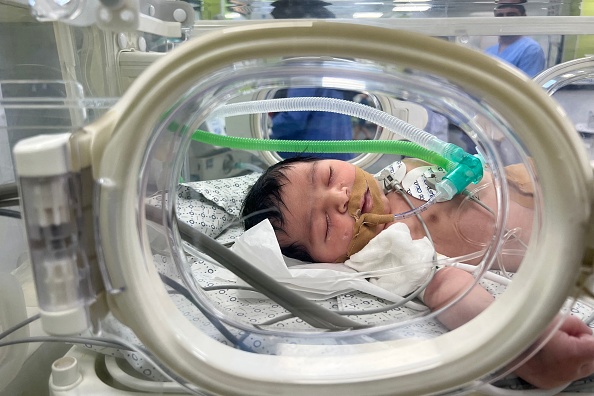 Mecca Abu Shamalah, le bébé miracle né d'une césarienne, reçoit des soins dans une couveuse à l'hôpital de Rafah. (Photo MAI YAGHI/AFP via Getty Images)