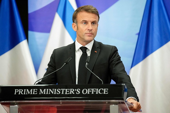 Le président Emmanuel Macron lors d'une conférence de presse conjointe avec le Premier ministre israélien à Jérusalem, le 24 octobre 2023. (Photo CHRISTOPHE ENA/POOL/AFP via Getty Images)