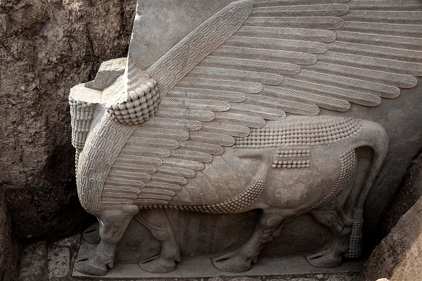 Ce lamassu mesure 3,8 sur 3,9 mètres pour un poids de 18 tonnes, tout en albâtre gypseux. (Photo ZAID AL-OBEIDI/AFP via Getty Images)