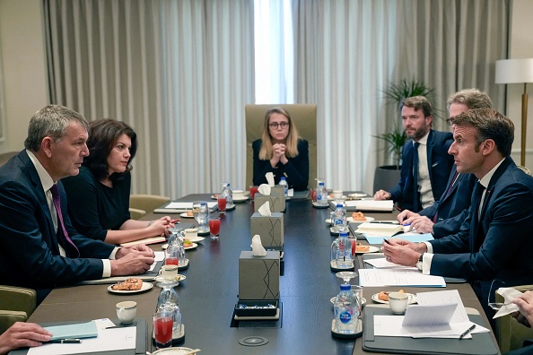 Le Président Emmanuel Macron (à dr.) rencontre le commissaire général de l'ONU pour les réfugiés de Palestine dans le Proche-Orient Philippe Lazzarini (à g.) à Amman, le 25 octobre 2023. (Photo CHRISTOPHE ENA/POOL/AFP via Getty Images)