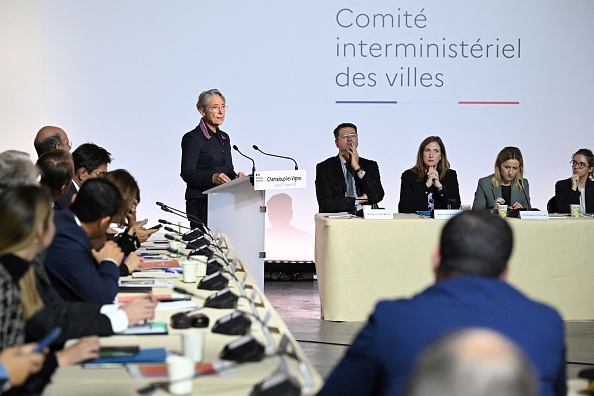 La Première ministre Élisabeth Borne lors d'une réunion interministérielle sur les villes, à Chanteloup-les-Vignes, le 27 octobre 2023. (Photo BERTRAND GUAY/AFP via Getty Images)