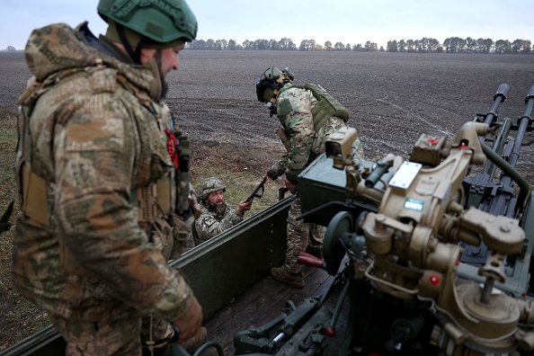 Des militaires ukrainiens de l'unité de défense aérienne ukrainienne à Kiev, le 28 octobre 2023. (Photo ANATOLII STEPANOV/AFP via Getty Images)