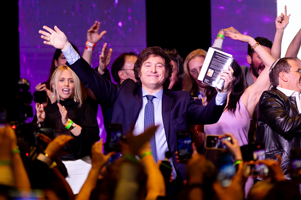 Le candidat à la présidence de La Libertad Avanza Javier Milei salue ses partisans après les élections générales du 22 octobre 2023 à Buenos Aires, en Argentine. (Photo  Tomas Cuesta/Getty Images)