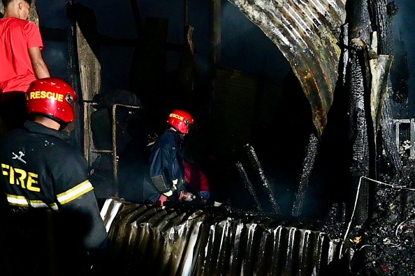 Des pompiers bangladais tentent d'éteindre un incendie qui s'est déclaré à Baburhat, Narsingdi le 30 octobre 2023. (Photo MUNIR UZ ZAMAN/AFP via Getty Images)