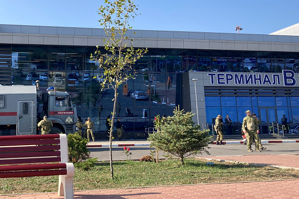 Des agents des forces de l'ordre patrouillent à l'extérieur de l'aéroport de Makhachkala, en Russie, le 30 octobre 2023. (Photo STRINGER/AFP via Getty Images)