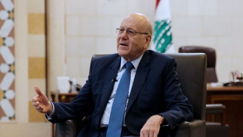 Le premier ministre intérimaire du Liban, Najib Mikati, lors d'une interview avec l'AFP à Beyrouth le 30 octobre 2023. M. Mikati a déclaré que faute d'un cessez-le-feu entre Israël et le Hamas, les risques d'une « escalade régionale » étaient grands. (Photo JOSEPH EID/AFP via Getty Images)