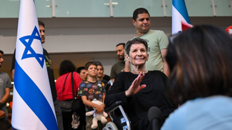 Yocheved Lifshitz salue lors d'une conférence de presse à l'hôpital Ichilov après sa libération par le Hamas la nuit dernière, le 24 octobre 2023 à Tel Aviv, Israël. (Photo Alexi J. Rosenfeld/Getty Images).