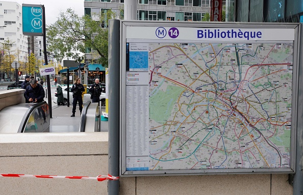 Des policiers  se tiennent à l'entrée d'une station de métro après qu'une femme proférant des menaces dans une rame de RER a été blessée par balle par la police, à Paris le 31 octobre 2023. (Photo GEOFFROY VAN DER HASSELT/AFP via Getty Images)