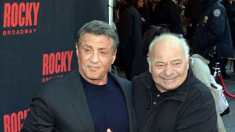 Les acteurs Sylvester Stallone et Burt Young assistent à la soirée d'ouverture de Rocky à Broadway au Winter Garden Theatre le 13 mars 2014 à New York. (Photo Andrew H. Walker/Getty Images)