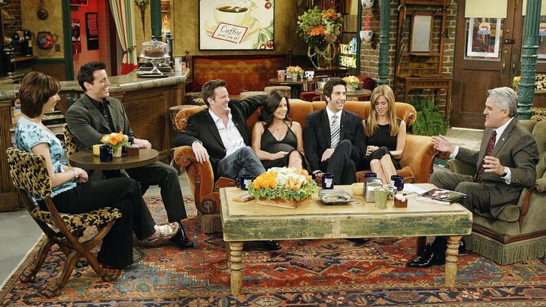 (De g. à dr.) Dans cette photo fournie par NBC, la distribution de « Friends », les acteurs Lisa Kudrow, Matt LeBlanc, Matthew Perry, Courteney Cox-Arquette, David Schwimmer et Jennifer Aniston se sont assis avec Jay Leno pour un « Tonight Show » spécial, le 6 mai 2004 à Los Angeles, Californie. (Photo Paul Drinkwater/NBC via Getty Images)