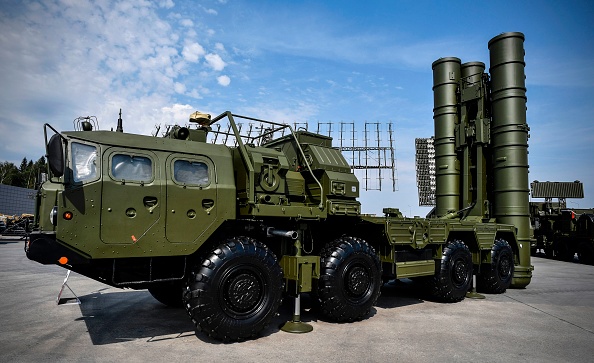 Le système de défense antiaérien S-400, près de Moscou, en Russie, en 2017. Illustration. (Photo ALEXANDER NEMENOV/AFP via Getty Images)