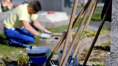 Béthune: des jeunes sollicités par la Ville pour aider les familles à préparer les tombes des défunts pour la Toussaint