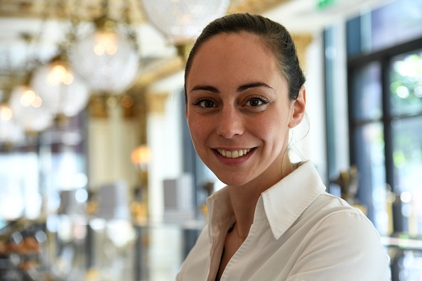 La chef pâtissière française Nina Metayer pose lors d'une séance photos au café Pouchkine, le 23 mai 2018 à Paris. (BERTRAND GUAY/AFP via Getty Images)