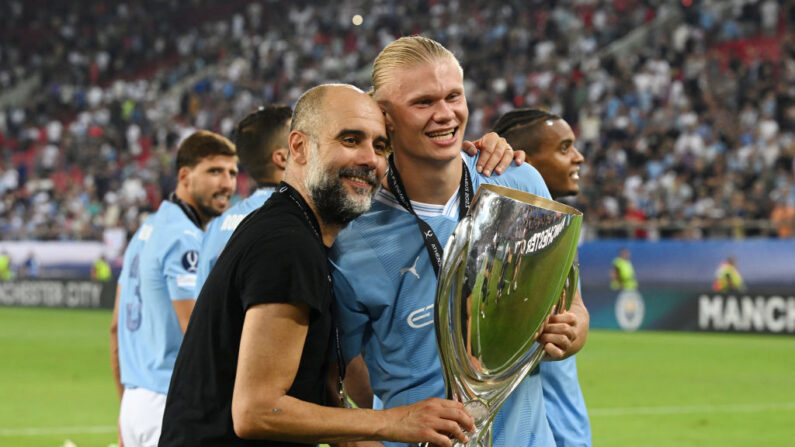 Pep Guardiola, et Erling Haaland avec le trophée de la Super Coupe de l'UEFA, le 16 août 2023. (Photo : Claudio Villa/Getty Images)