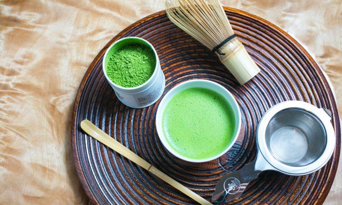 Préparation du matcha à l'aide d'outils traditionnels (David Munns)