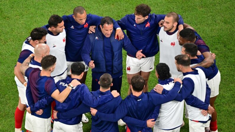 Laurent Labit ( au. C), s'entretient avec ses arrières avant le match de quart de finale de la Coupe du monde de rugby France 2023 entre la France et l'Afrique du Sud au Stade de France à Saint-Denis, dans la banlieue de Paris, le 15 octobre 2023. (Photo : MIGUEL MEDINA/AFP via Getty Images)