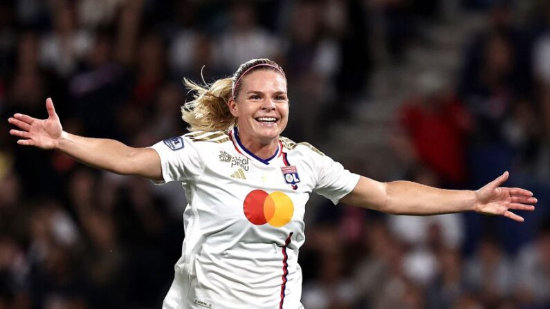 L'attaquante française de Lyon #9 Eugénie Le Sommer célèbre son but lors du match de football de D1 entre le Paris Saint-Germain (PSG) et Lyon (OL) au stade du Parc des Princes à Paris, le 1er octobre 2023. (Photo : FRANCK FIFE/AFP via Getty Images)