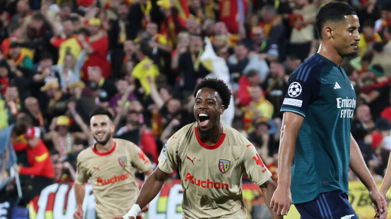 L'attaquant français de Lens #09 Elye Wahi avoir marqué le deuxième but de son équipe lors du match aller de l'UEFA Champions League entre le RC Lens et l'Arsenal FC au stade Bollaert de Lens, le 3 octobre 2023. (Photo : DENIS CHARLET/AFP via Getty Images)